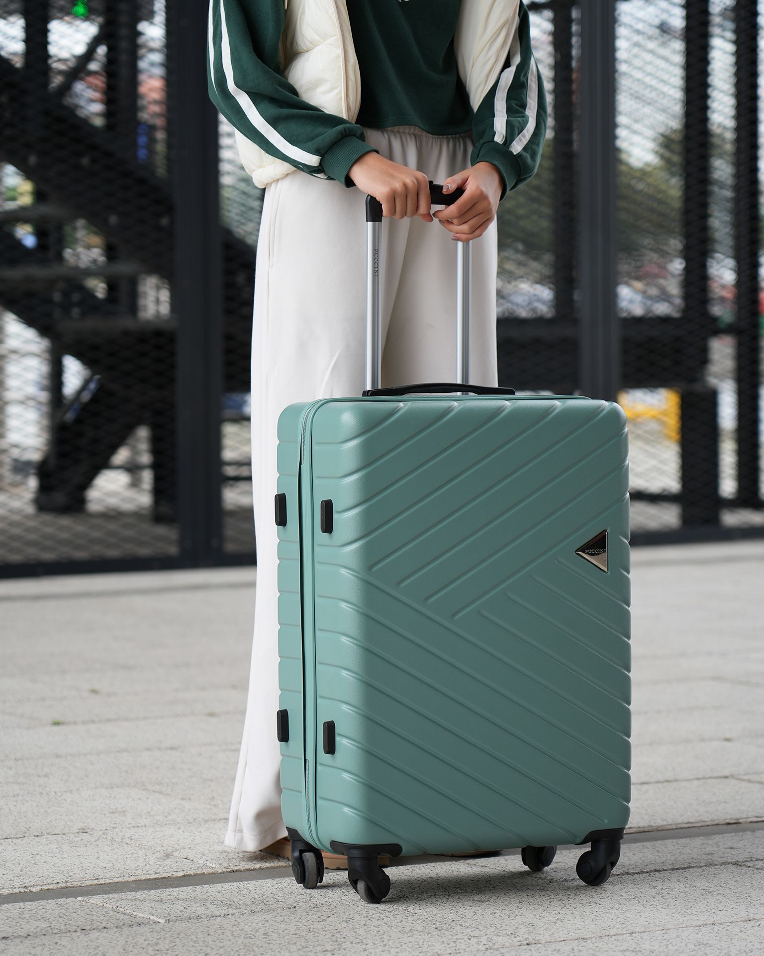 Středně velký kufr na kolečkách zelený