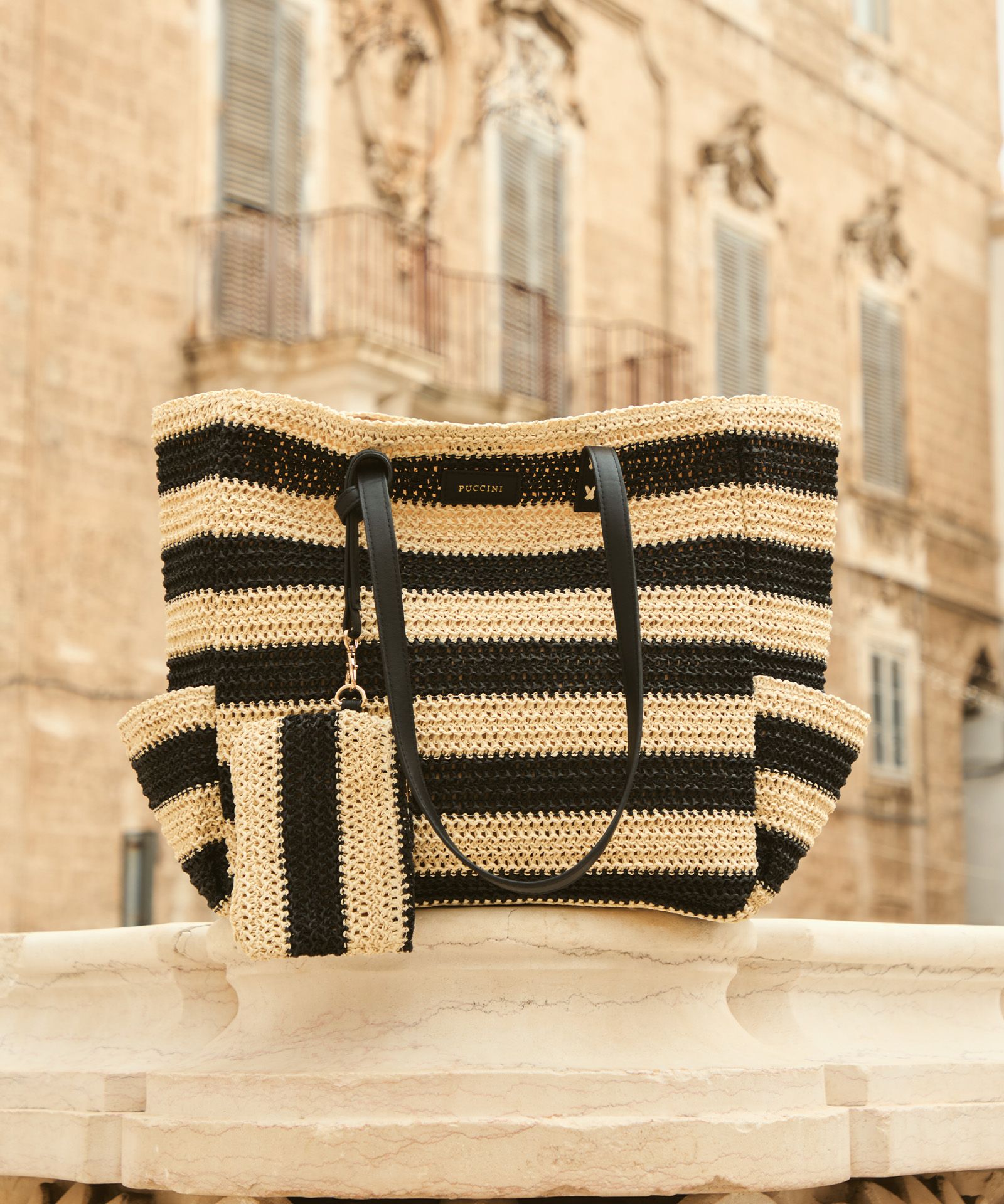 Dámská pletená pruhovaná kabelka s černými doplňky