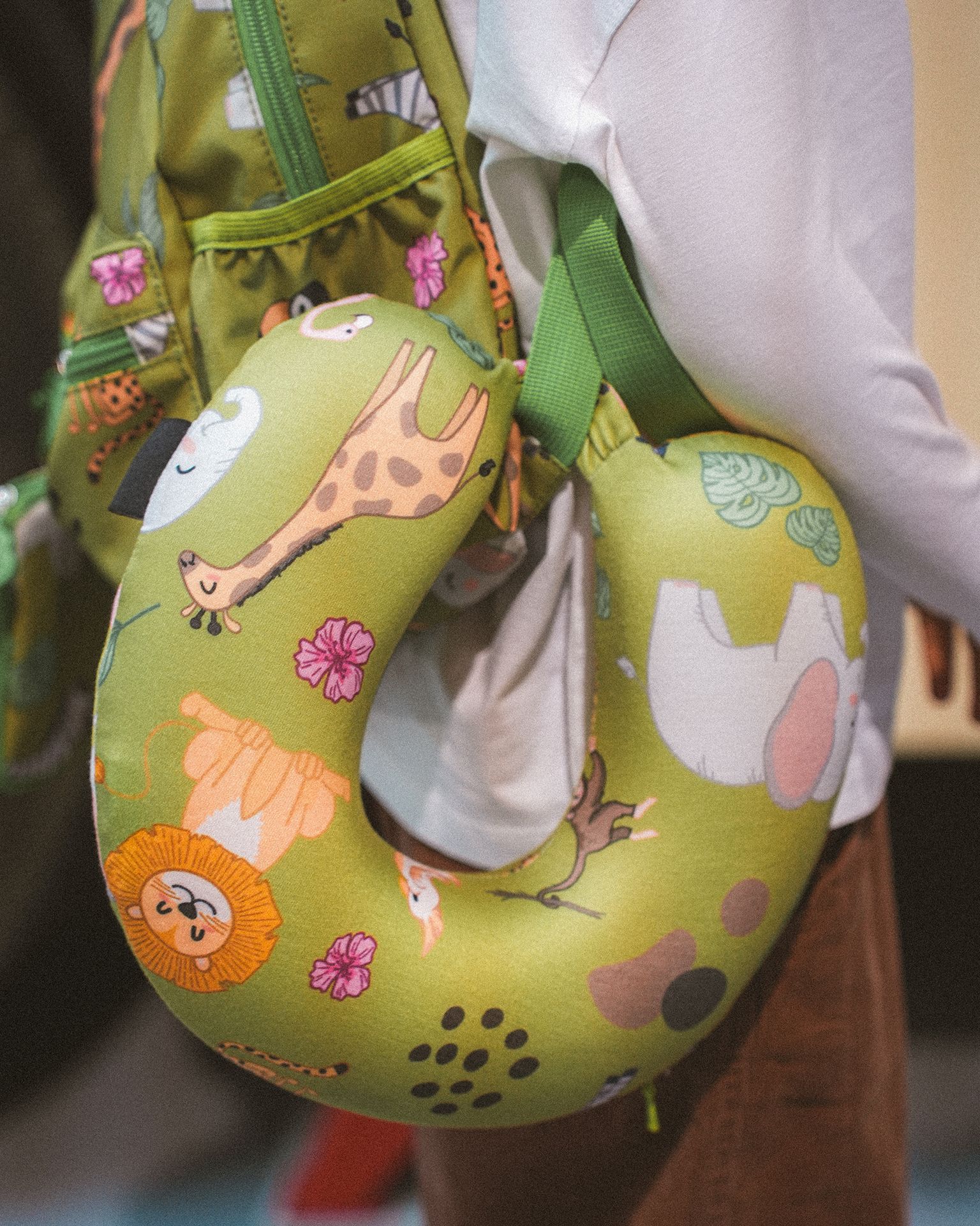 Dětský cestovní polštář safari zelený