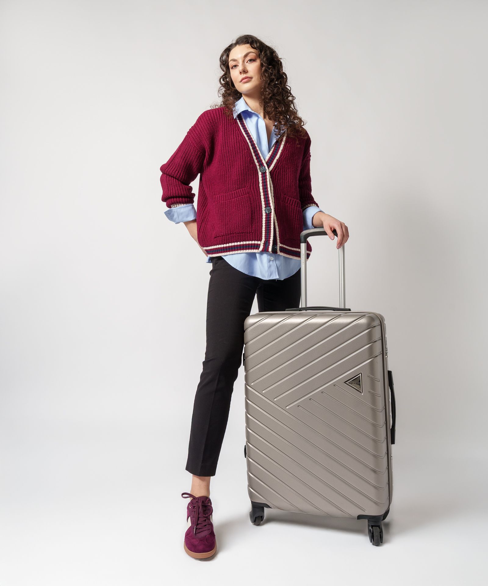 Středně velký kufr na kolečkách v barvě šampaňská