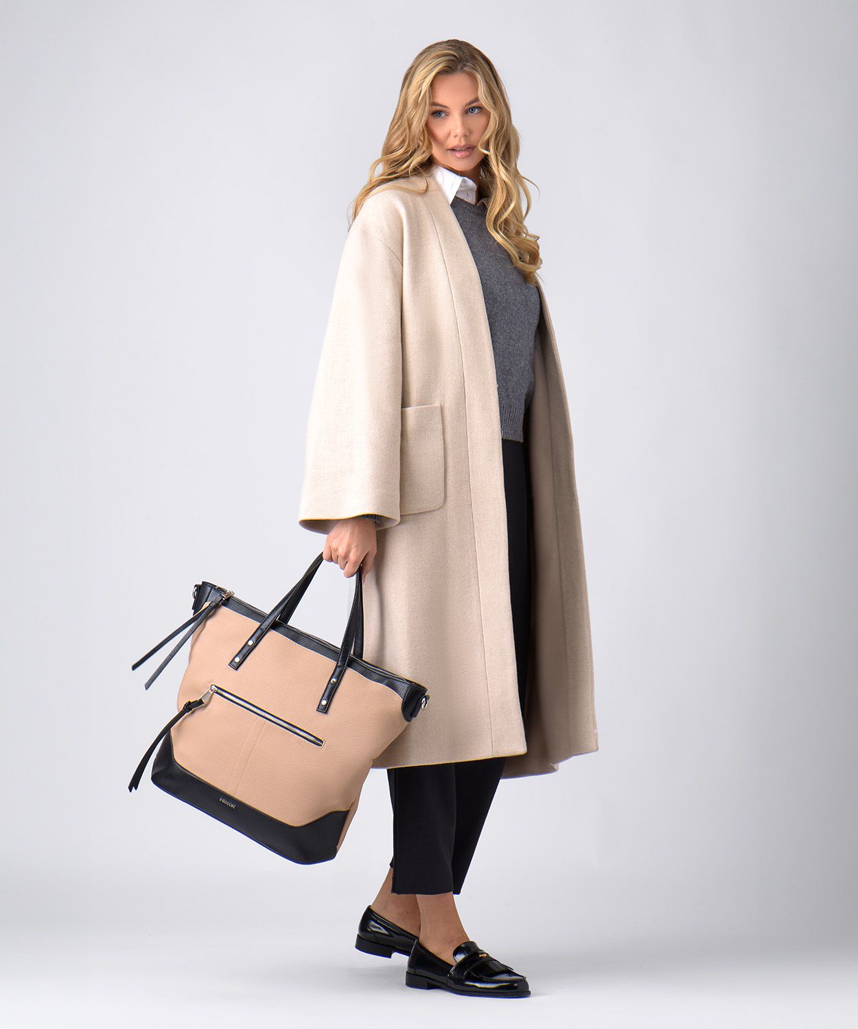 Dámská kabelka s elegantním lemováním v béžové barvě