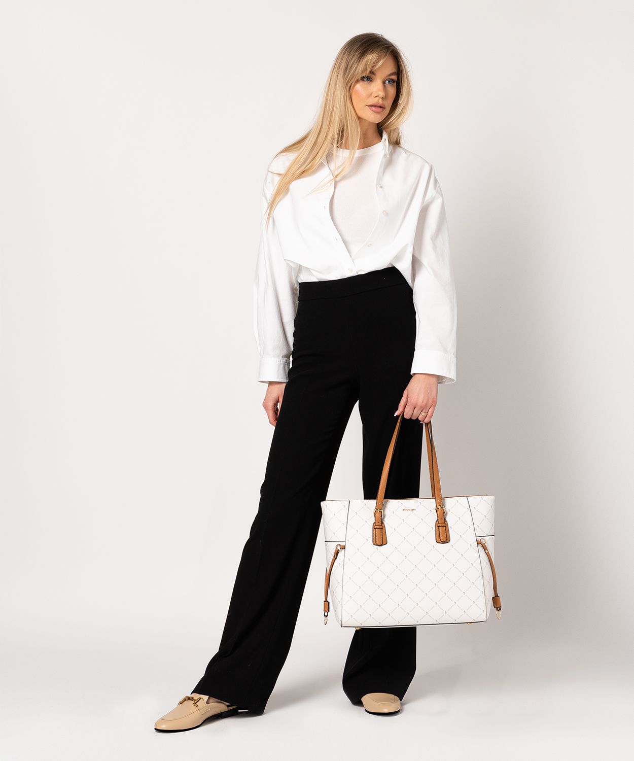 Dámská kabelka typu shopperka s nastavitelným uchem s brandingem bílá