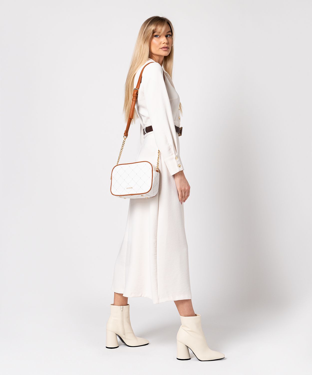 Dvoukomorová kabelka crossbody s logem v bílé barvě