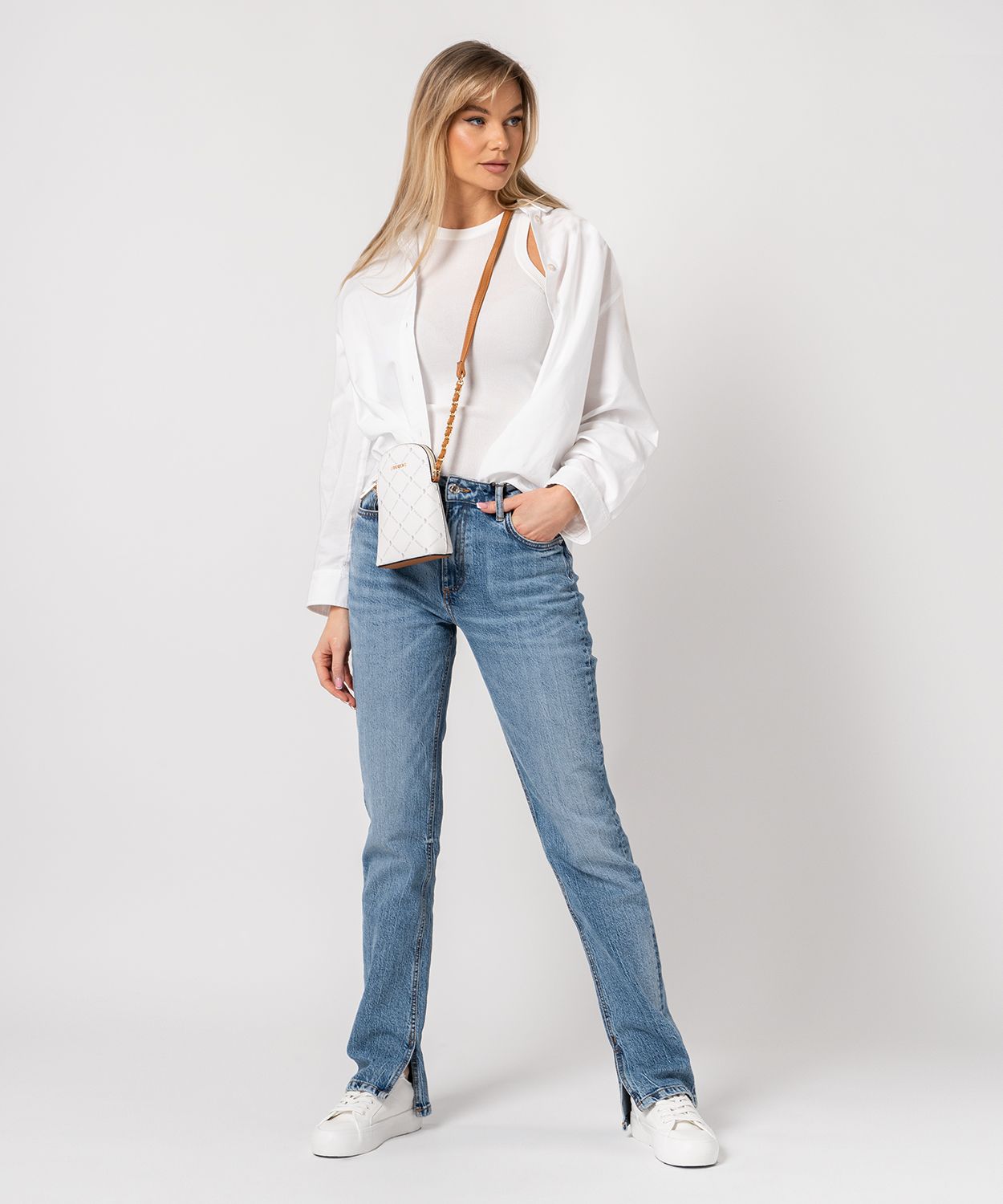 Mini kabelka s bílým monogramem