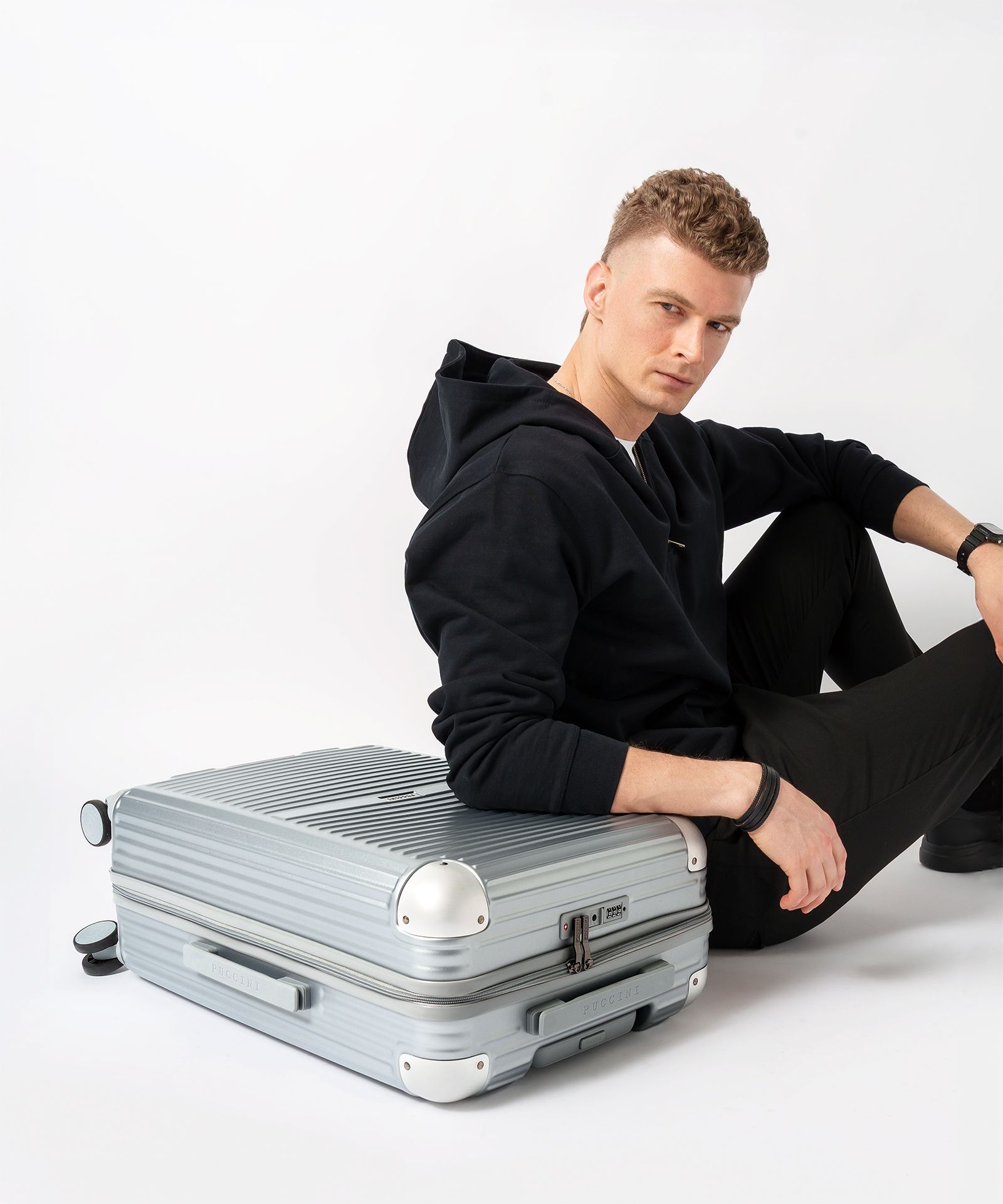 Střední kufr na kolečkách s hliníkovými rohy stříbrný