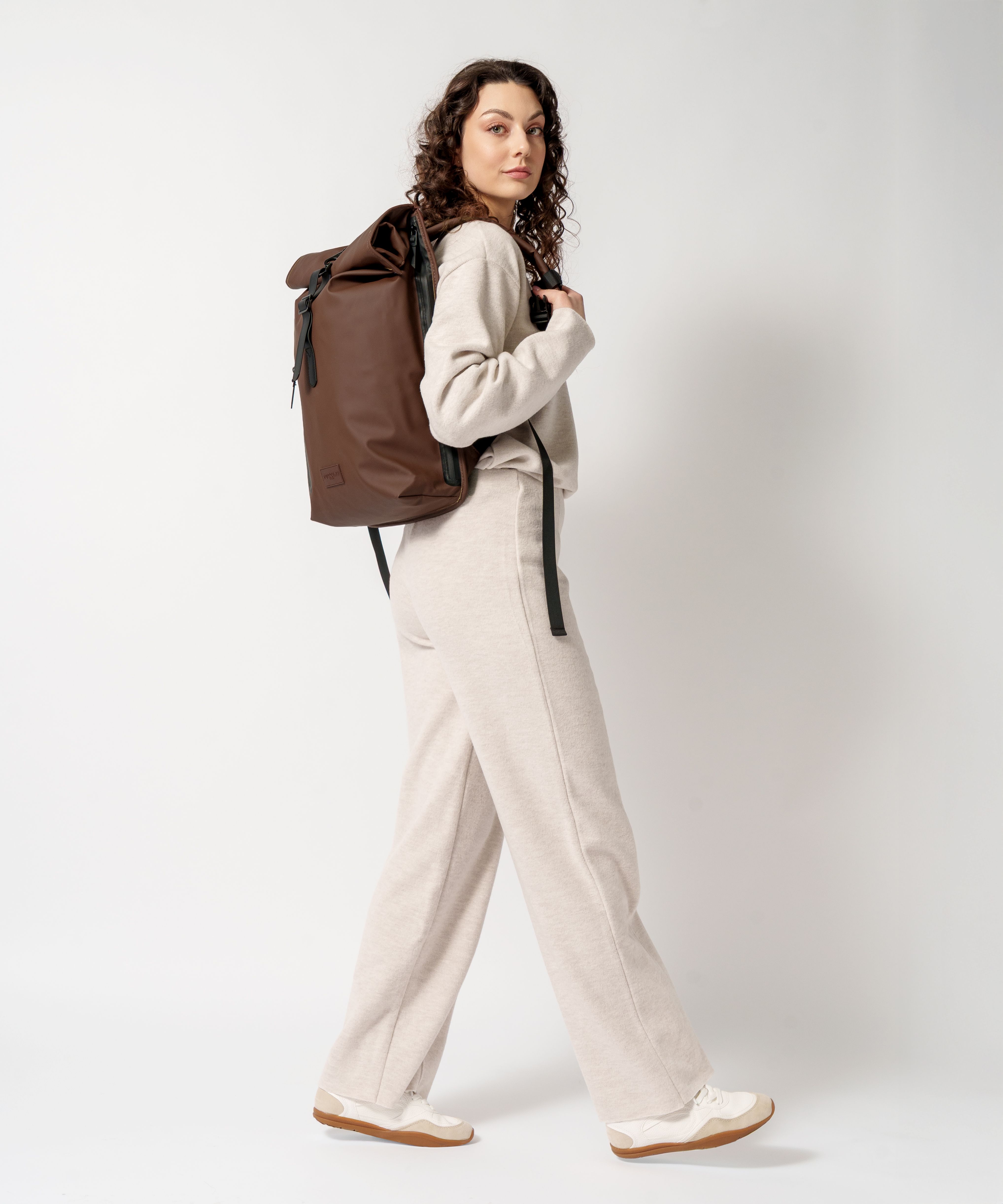 Městský nepromokavý batoh s kapsou na notebook hnědý