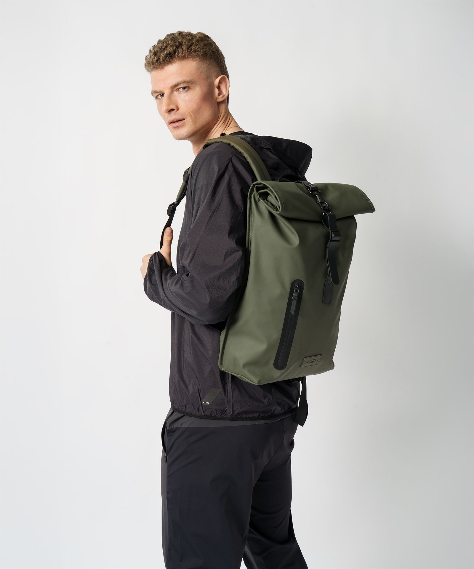 Městský nepromokavý batoh s kapsou na notebook zelený